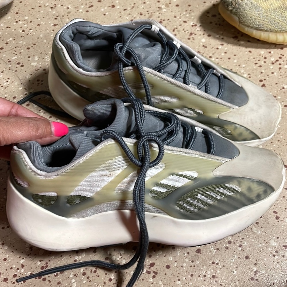Boys yeezy sneakers size 1.5
